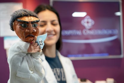 Personal médico con uno de los títeres de los talleres 'La fábrica de historias' en el hospital oncológico José Miguel de Urrutia.