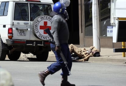 Un vehículo de la Cruz Roja llega para atender a un herido durante unos disturbios en Zimbabue.