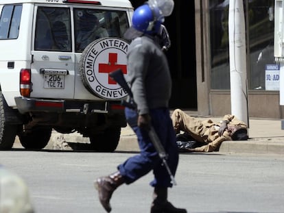 Un vehículo de la Cruz Roja llega para atender a un herido durante unos disturbios en Zimbabue.