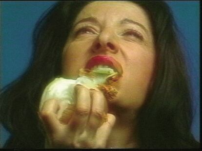 La artista serbia Marina Abramovic es uno de los iconos del arte contemporáneo. Nacida en 1946 en Belgrado, comenzó su trayectoria a principios de los setenta con 'performances' en las que llevaba su cuerpo al límite. Esta imagen corresponde al vídeo 'The onion', de 1996.