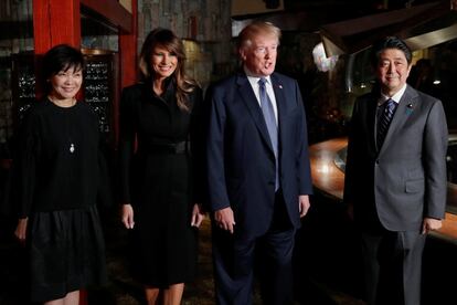 Melania Trump lució este abrigo-vestido negro de uno de sus diseñadores de cabecera, Herve Pierre, para la recepción oficialcon el primer ministro japonés Shinzo Abe y su esposa Akie Abe en Tokio. Ajustado a la cintura por un cinturón de piel del mismo tono, la primera dama combinó este diseño con sus míticos stillettos de Dolce&Gabbana.