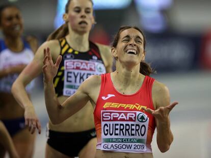 Esther Guerrero, ganando su semifinal de 800m.