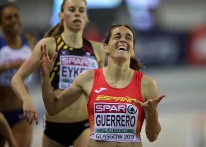 Esther Guerrero, ganando su semifinal de 800m.