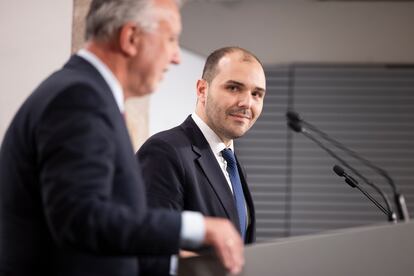 El consejero de la Presidencia, Albert Dalmau, y el ministro ?ngel Vctor Torres en rueda de prensa despus de la reunin de la Comisin Mixta de Transferencias. Palau de la Generalitat.  Gianluca Battista