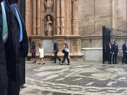 La familia real a su llegada a la misa de Pascua en la catedral de Palma de Mallorca.