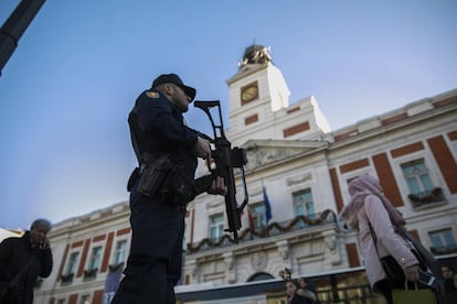 Un policía antidisturbio armado con un subfusil, ayer por la tarde en la Puerta del Sol.