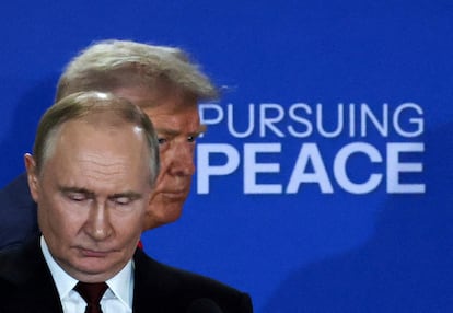 El presidente ruso Vladimir Putin, y su homólogo estadounidense Donald Trump, durante la rueda de prensa posterior a su reunión en Anchorage, Alaska, el pasado 15 de agosto.