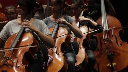 M&uacute;sicos de la Jorcam, durante un ensayo.