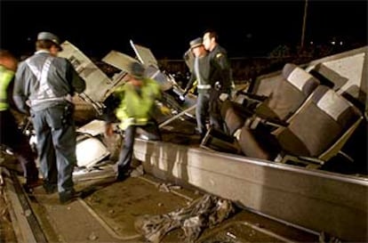 Agentes de la Guardia Civil en el lugar del descarrilamiento del Talgo.