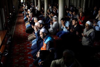 Un grupo de hombres rezan en la mezquita Azul de Estambul (Turquía).