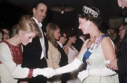 Catherine Deneuve saluda a Isabel II en una recepción celebrada en marzo de 1966.