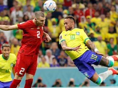 Lusail (Qatar), 24/11/2022.- Neymar (R) of Brazil in action against Strahinja Pavlovic of Serbia during the FIFA World Cup 2022 group G soccer match between Brazil and Serbia at Lusail Stadium in Lusail, Qatar, 24 November 2022. (Mundial de Fútbol, Brasil, Estados Unidos, Catar) EFE/EPA/Ronald Wittek
