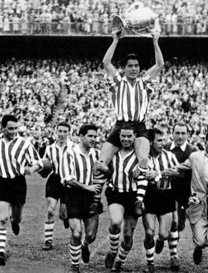Piru Gainza, a hombros de sus compañeros con la Copa del Generalísimo de 1958.