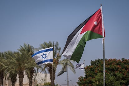 Las banderas de Jordania e Israel se alzan en cada una de las orillas del río Jordán. Hoy, las tensiones entre Palestina e Israel siguen vigentes, pero los encargados de Al-Maghtas creen que este sitio debería simbolizar el respeto y la paz entre las tres religiones de la zona: el cristianismo, el islam y el judaísmo. 