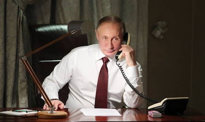 El presidente ruso Vladimir Putin realiza una llamada desde Ankara (Turquía) en 2018.