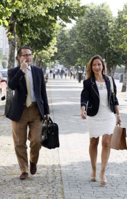 El exalcalde de Santiago junto a su abogada
