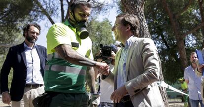 El alcalde Almeida habla con un trabajador durante una visita a los puntos especiales de limpieza en Usera en Madrid. 