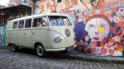 Fotografía tomada el pasado 26 se septiembre en la que se registró en una calle de Sao Paulo un modelo de Kombi, la mítica furgoneta "hippie" de Volkswagen que se fabricó en Brasil desde 1957.