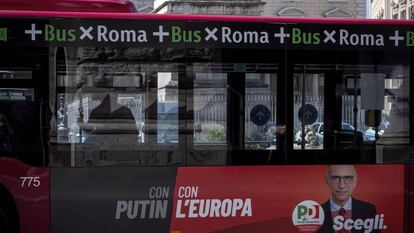 Un autobús con propaganda electoral cruza las calles de Roma. El cartel reta a los italianos a elegir entre Putin y Europa.