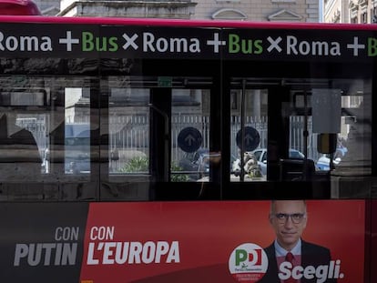 Un autobús con propaganda electoral cruza las calles de Roma. El cartel reta a los italianos a elegir entre Putin y Europa.