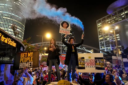 Familiares y amigos de personas asesinadas y secuestradas por Hamás celebran el anuncio del alto el fuego mientras participan en una manifestación en Tel Aviv (Israel), este miércoles.