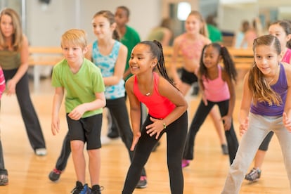 Niños, en una clase de zumba.