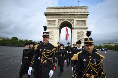 Tropas francesas de la Escuela Politécnica Militar y la Gendarmería francesa caminan cerca del Arco del Triunfo en París, antes del desfile del día de la Bastilla.