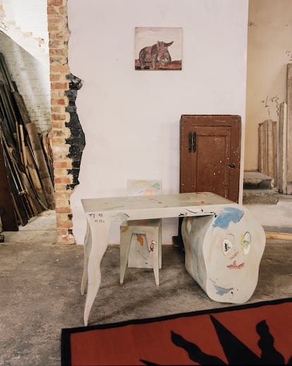 Pupitre infantil con su silla a juego.