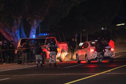 Elementos de la Guardia Nacional en el sitio del asesinato de cuatro policías municipales en la carretera Salvatierra-Celaya, el 24 de enero.