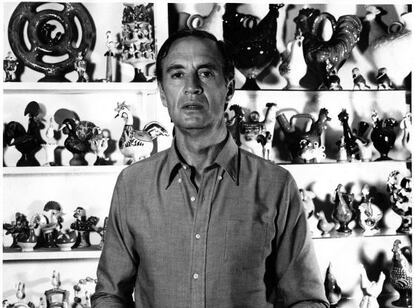 El crítico Juan Ramírez de Lucas, fotografiado junto a su colección de objetos de arte popular.