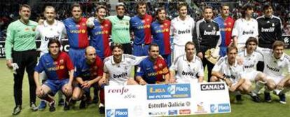 Los veteranos del Real Madrid y el Barcelona posan antes del partido