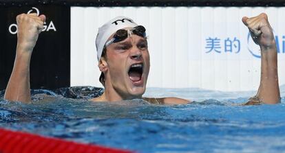 Agnel celebra su medalla de oro en los 200m libre.