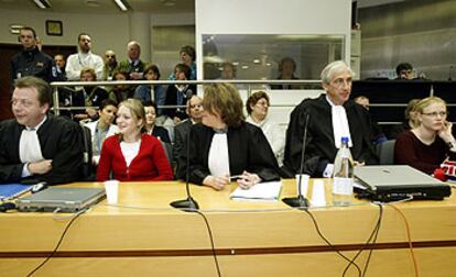 Sabine Dardenne (izquierda) y Laetitia Delhez (derecha), en el tribunal que juzga a Dutroux.