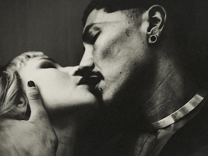 Un pareja joven besándose.