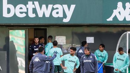 Publicidad de la casa de apuestas Betway en las camisetas de entrenamiento del Real Betis, el pasado lunes.