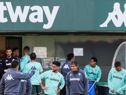 Publicidad de la casa de apuestas Betway en las camisetas de entrenamiento del Real Betis, el pasado lunes.