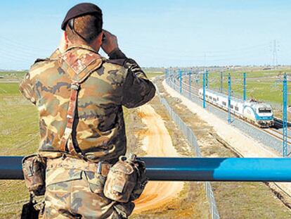 Efectivos del ejército vigilan las vías del AVE a su paso por la provincia de Guadalajara.