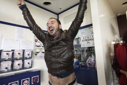 Diego Vázquez, actualmente en paro, sin casa y con tres hijos, celebra que ha resultado agraciado con un cuarto premio que compró en un receptor de lotería situado en una gasolinera de la avenida de Los Majuelos en La Laguna (Tenerife).