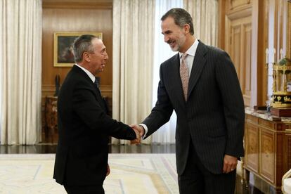 Felipe VI recibe a Joan Baldoví, de Compromís, en el marco de su nueva ronda de consultas para decidir si propone un candidato a la investidura como presidente del Gobierno o habrá que convocar elecciones. "Le he dicho al Rey que se constata el fracaso de los equipos negociadores. 140 días y seguimos como al principio", señaló Baldoví tras su reunión.