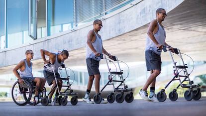 El parapléjico David Mzee se levanta y camina, en una composición fotográfica, tras serle implantado un electrodo. 