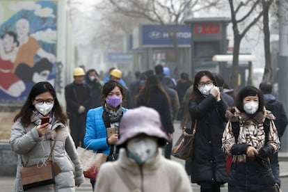 Mujeres con mascarillas para protegerse de la polución en Pekín (China).