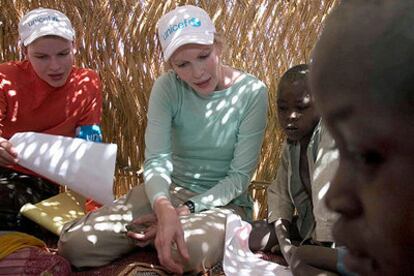 La actriz Mia Farrow y su hijo Seamus Allen conversan con unos niños del campo de Abu Chouk, en Sudán.