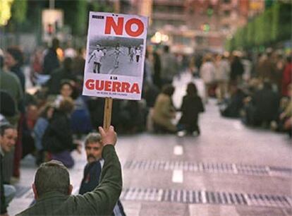 Formación de la cadena humana en la calle Colón de Valencia, ayer.