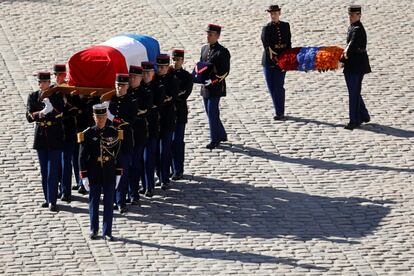 Miembros de la Guardia Republicana francesa portan el ataúd del cantautor francés.