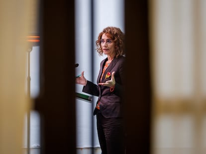 La vicepresidenta primera del Gobierno y ministra de Hacienda, María Jesús Montero, este viernes en una comparecencia en Sevilla.