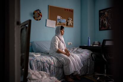 La activista de derechos humanos Massouda Kohistani, en su habitación del piso de Salamanca. 