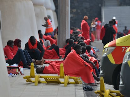 Migrantes llegados este martes al puerto de La Restinga, en El Hierro.