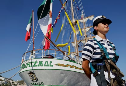 Una integrante de la Secretaría de Marina frente al Buque 'Cuauhtémoc' en Acapulco, Guerrero, el 6 de abril de 2025.