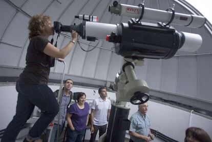 Miren Millet, directora del Planetario donostiarra, fotografía el eclipse.