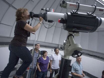 Miren Millet, directora del Planetario donostiarra, fotografía el eclipse.
